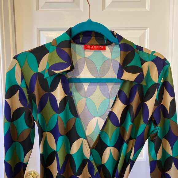 Retro print, multi-color wrap dress.  Polyester.  Size 6 - Picture 2 of 6